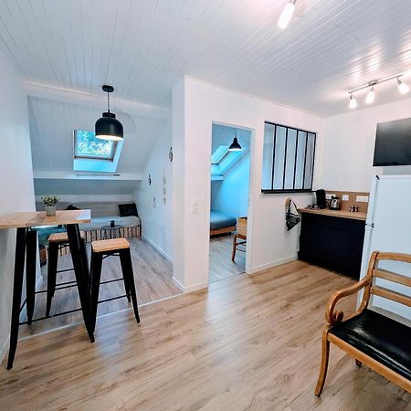 Sous La Tour Apartment Полини Екстериор снимка