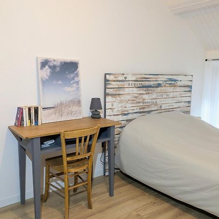 Sous La Tour Apartment Полини Екстериор снимка