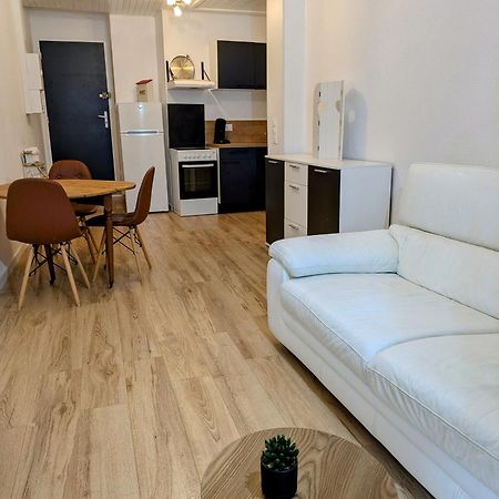 Sous La Tour Apartment Полини Екстериор снимка
