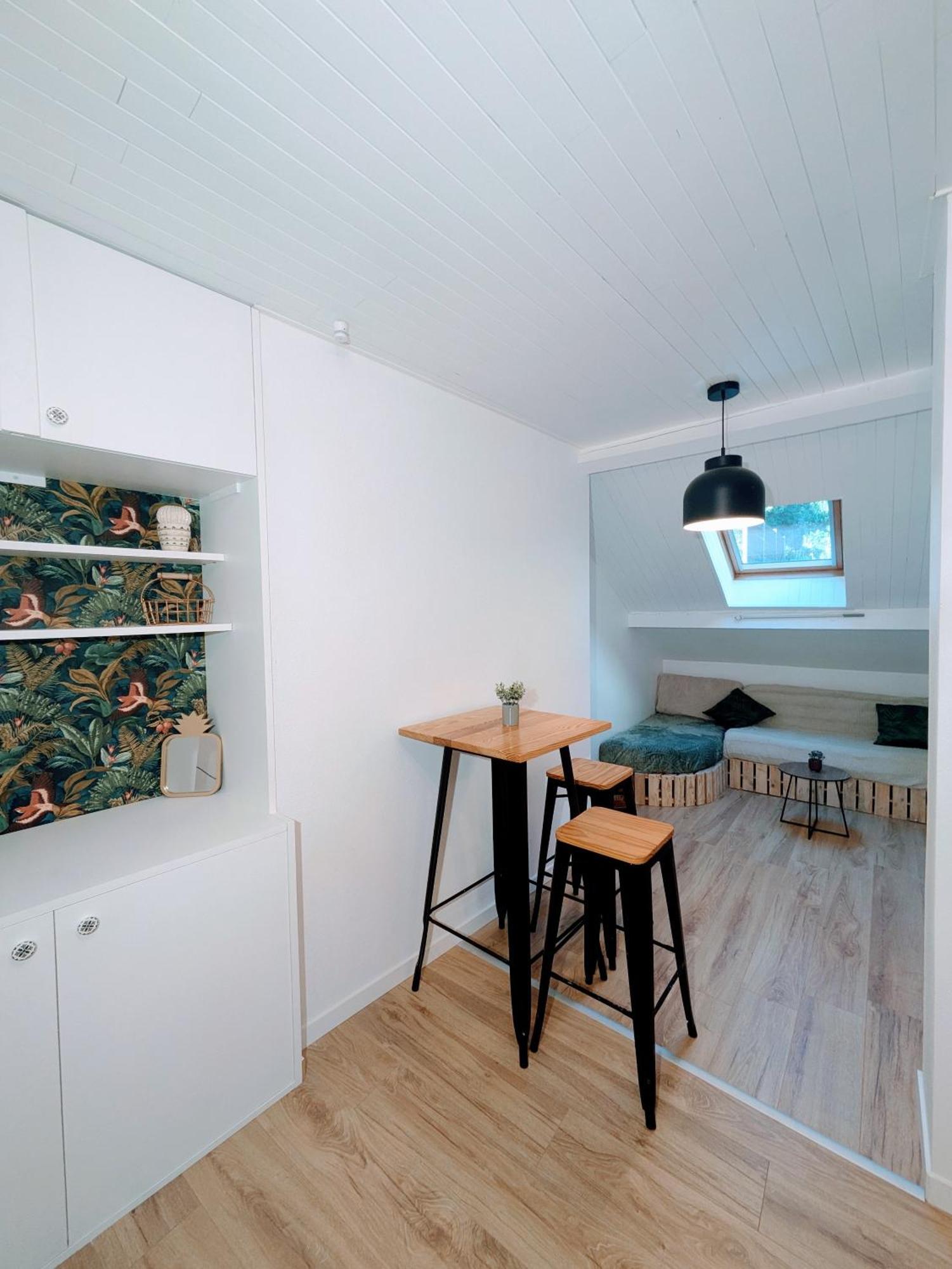 Sous La Tour Apartment Полини Екстериор снимка