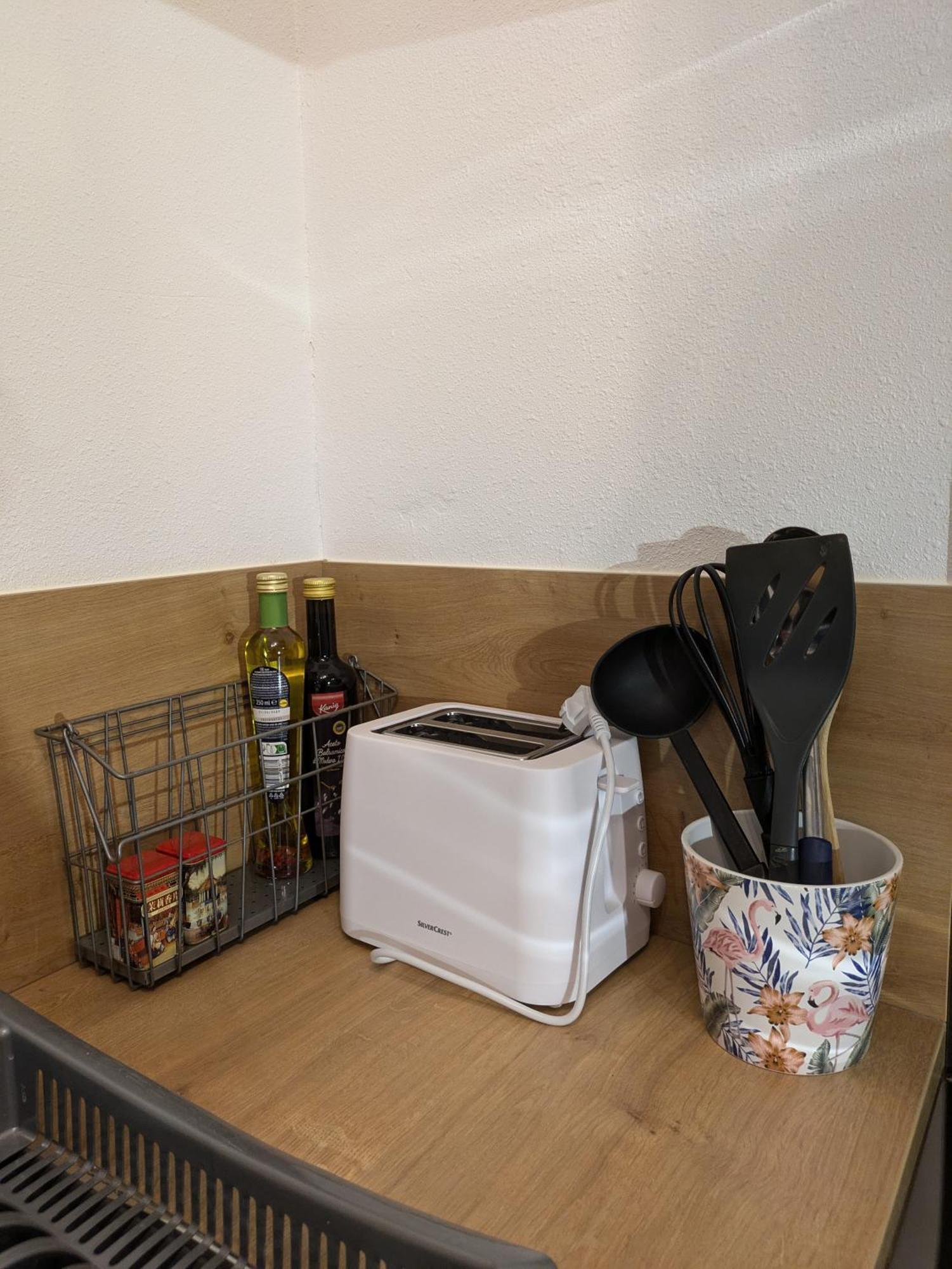Sous La Tour Apartment Полини Екстериор снимка