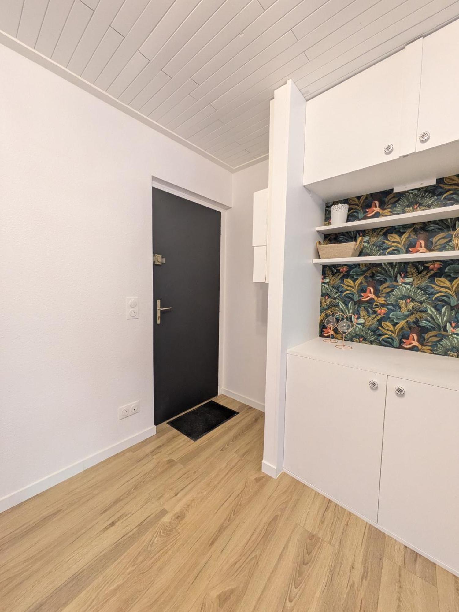 Sous La Tour Apartment Полини Екстериор снимка
