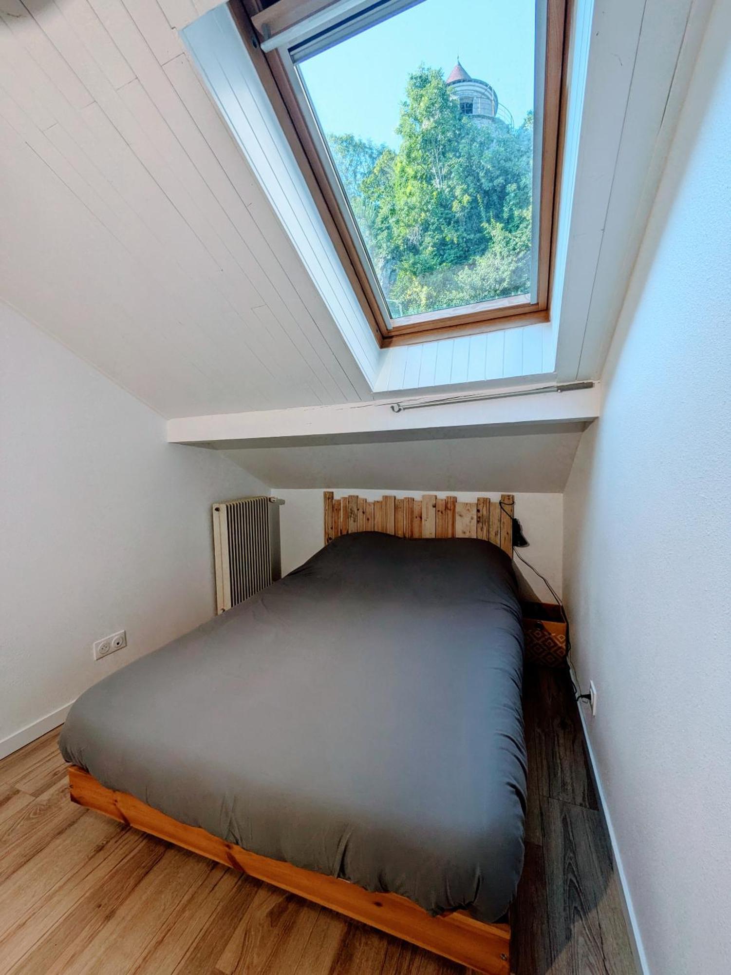 Sous La Tour Apartment Полини Екстериор снимка