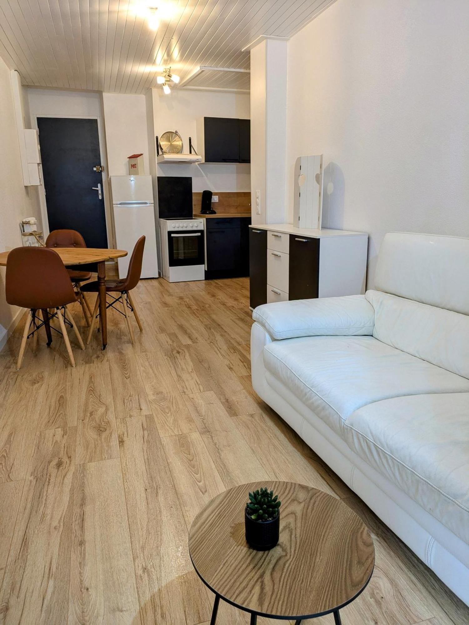 Sous La Tour Apartment Полини Екстериор снимка