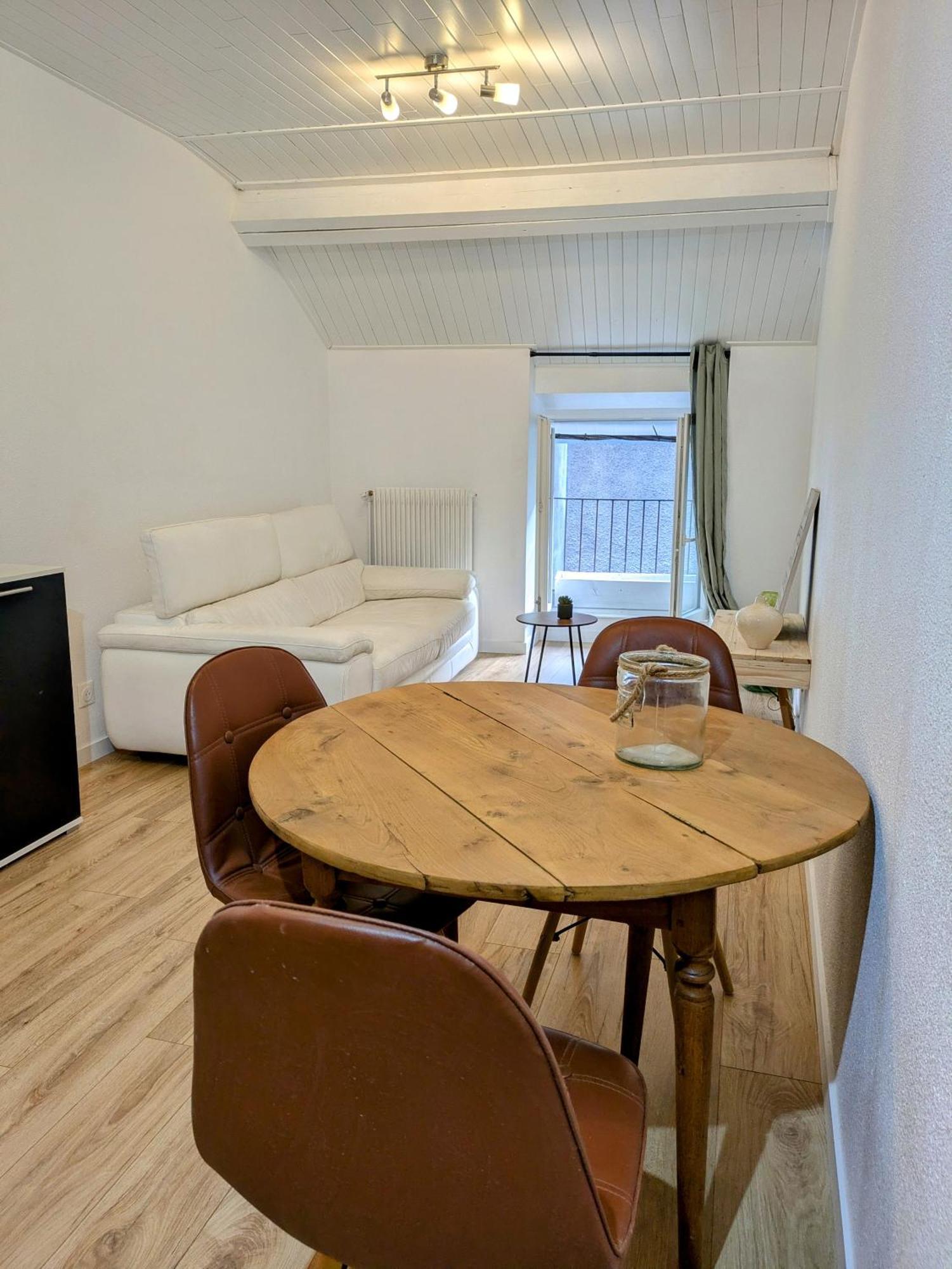 Sous La Tour Apartment Полини Екстериор снимка