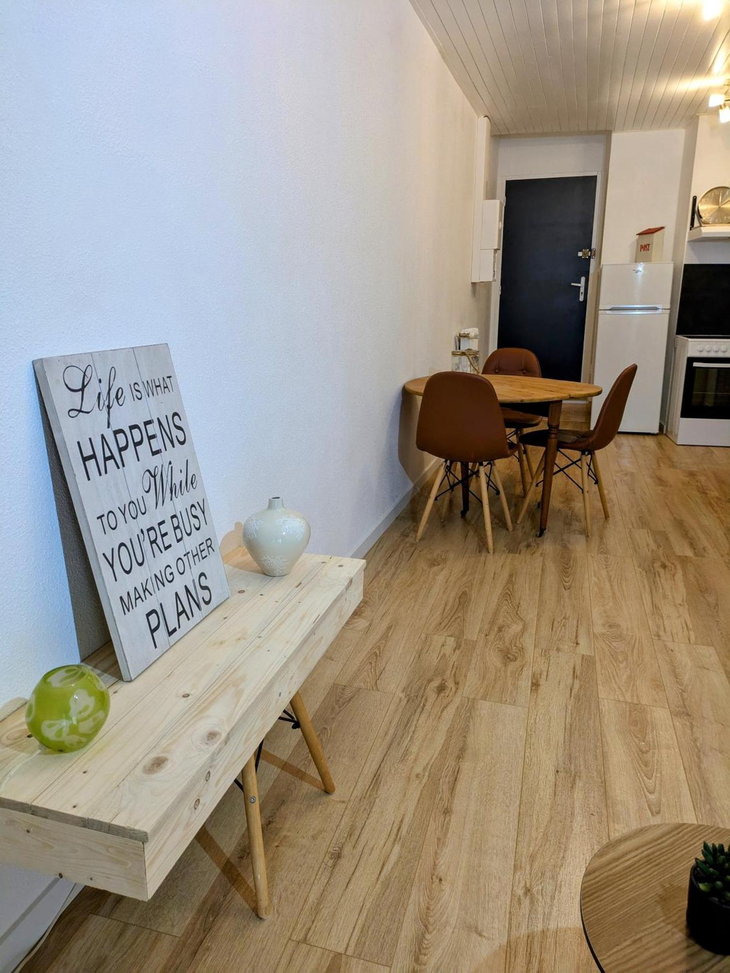 Sous La Tour Apartment Полини Екстериор снимка