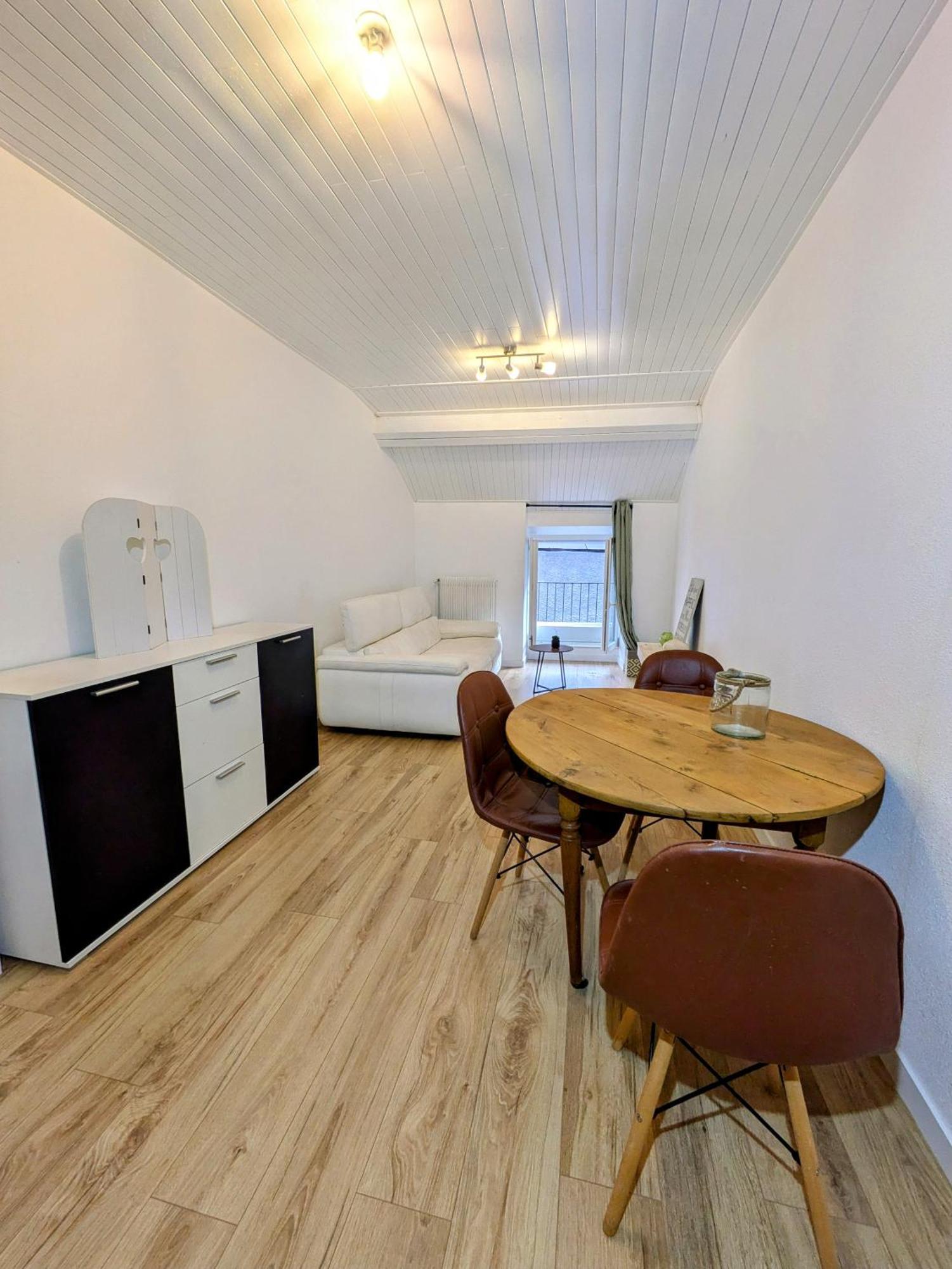 Sous La Tour Apartment Полини Екстериор снимка