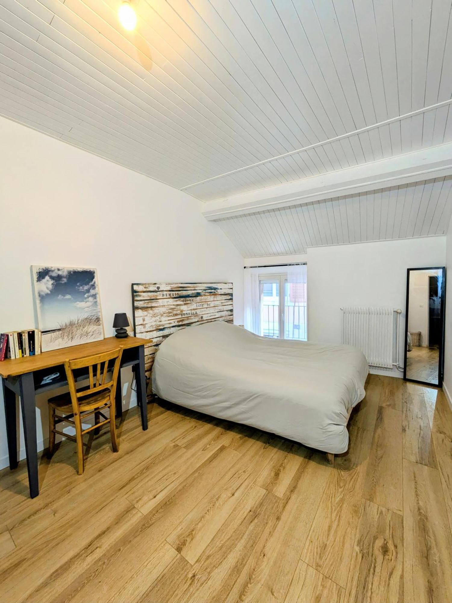 Sous La Tour Apartment Полини Екстериор снимка