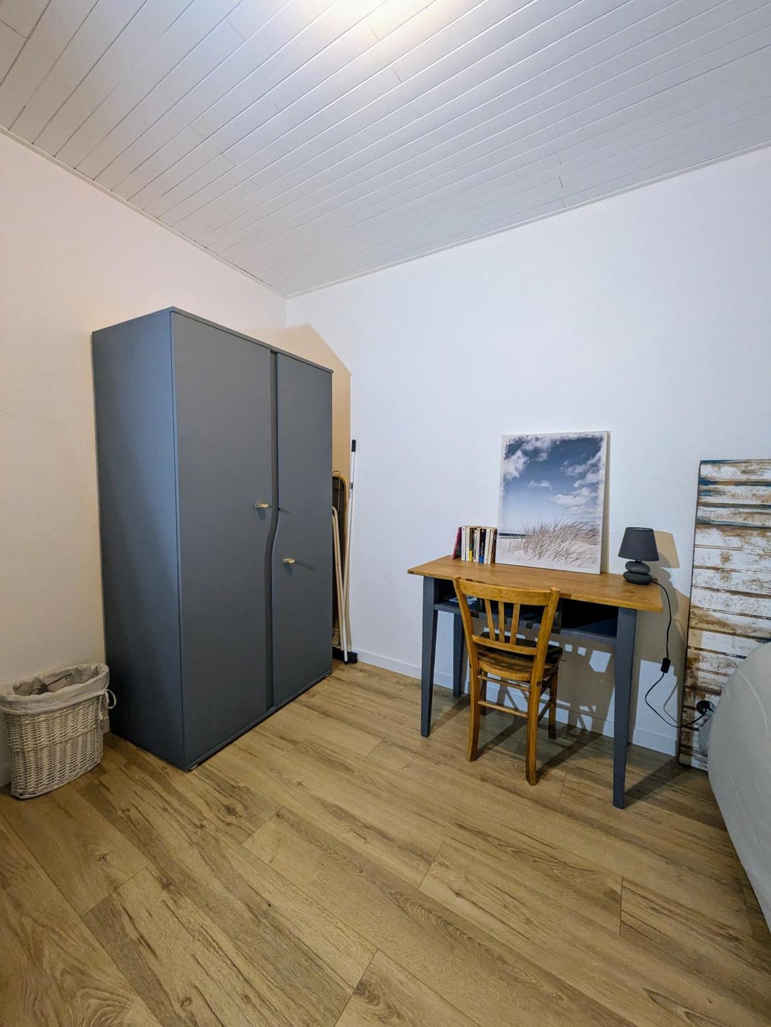 Sous La Tour Apartment Полини Екстериор снимка