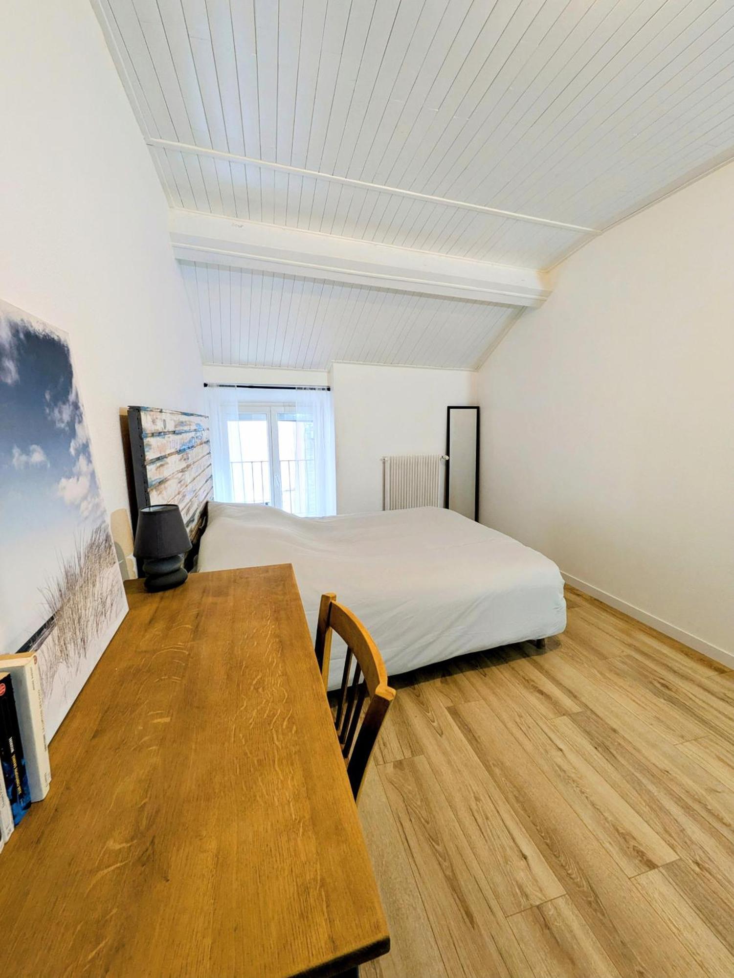Sous La Tour Apartment Полини Екстериор снимка
