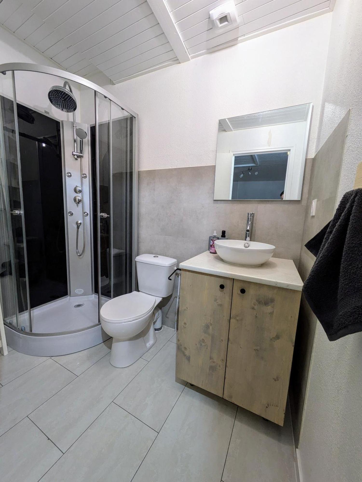 Sous La Tour Apartment Полини Екстериор снимка