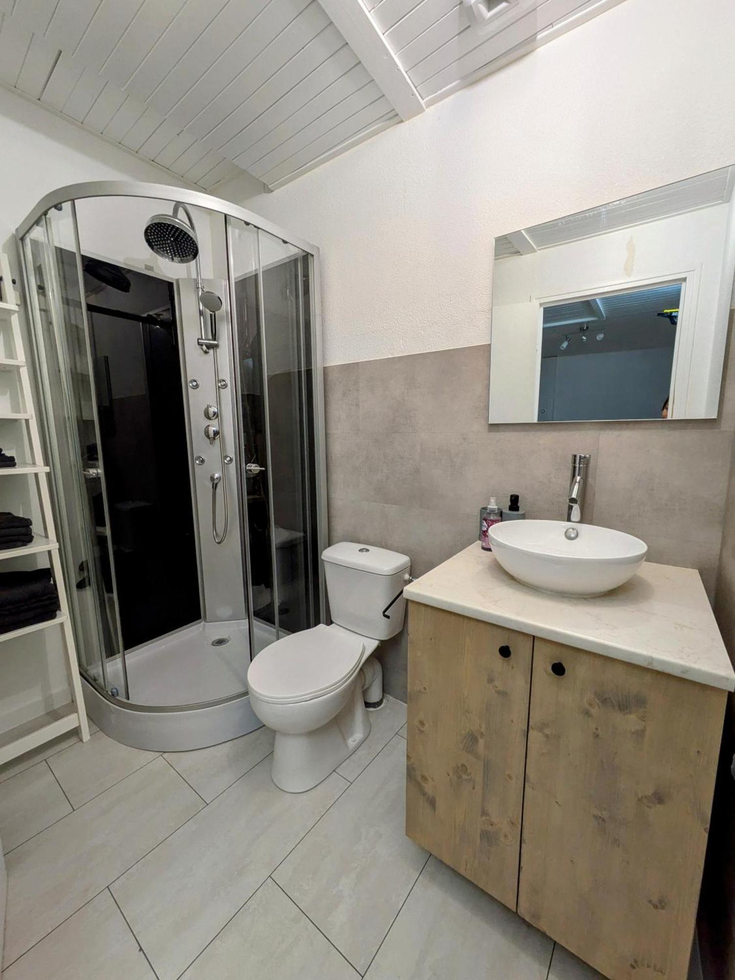 Sous La Tour Apartment Полини Екстериор снимка