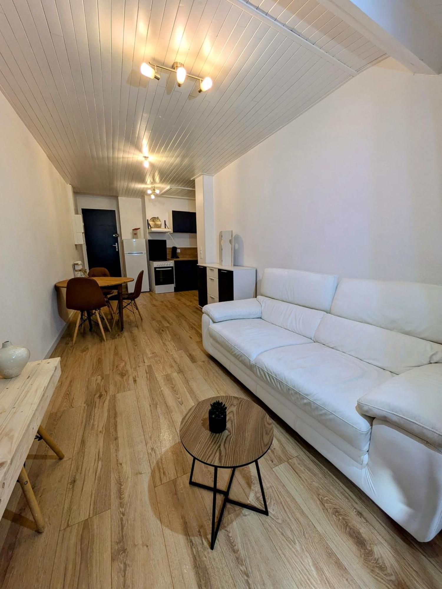 Sous La Tour Apartment Полини Екстериор снимка