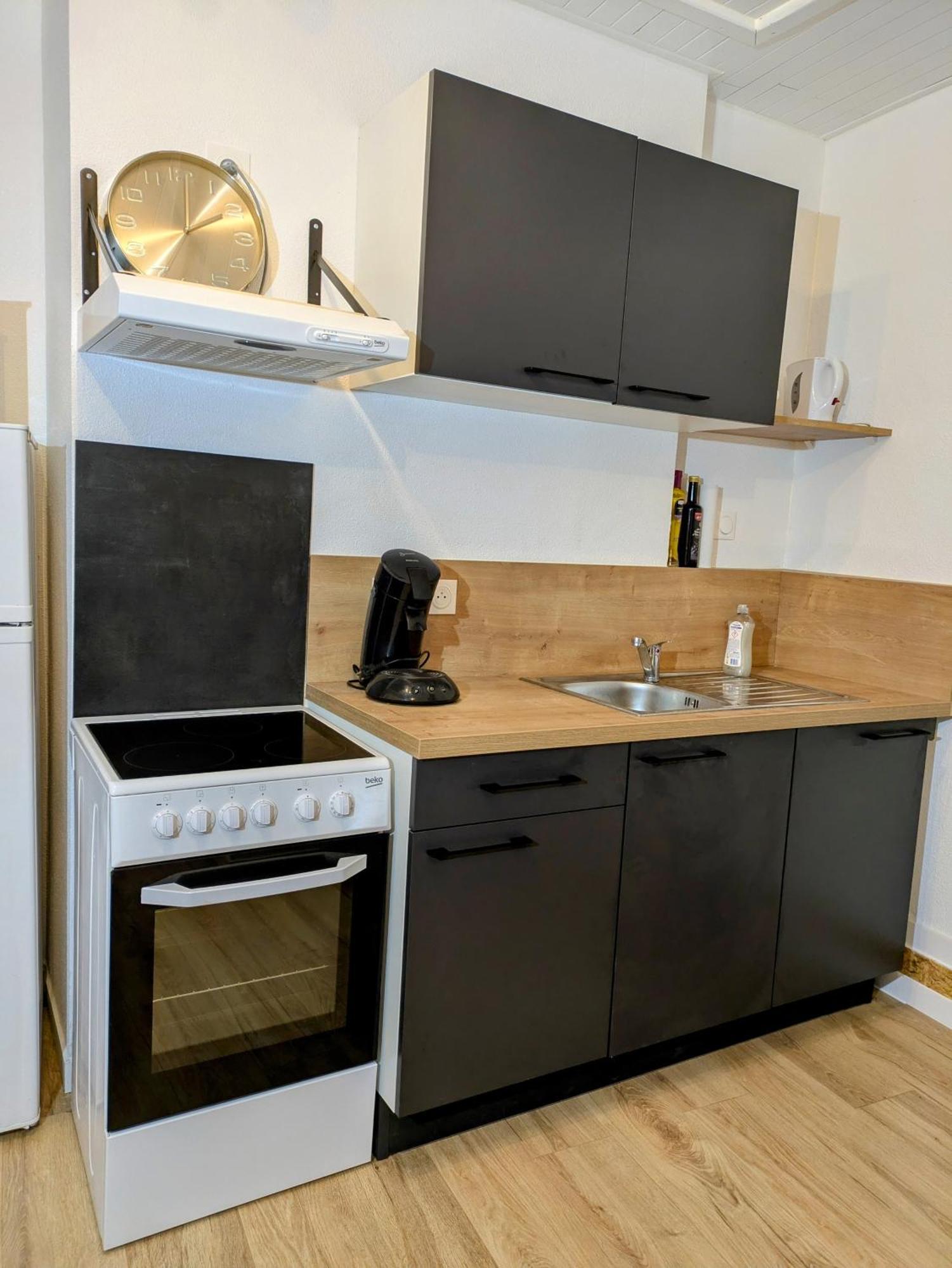 Sous La Tour Apartment Полини Екстериор снимка
