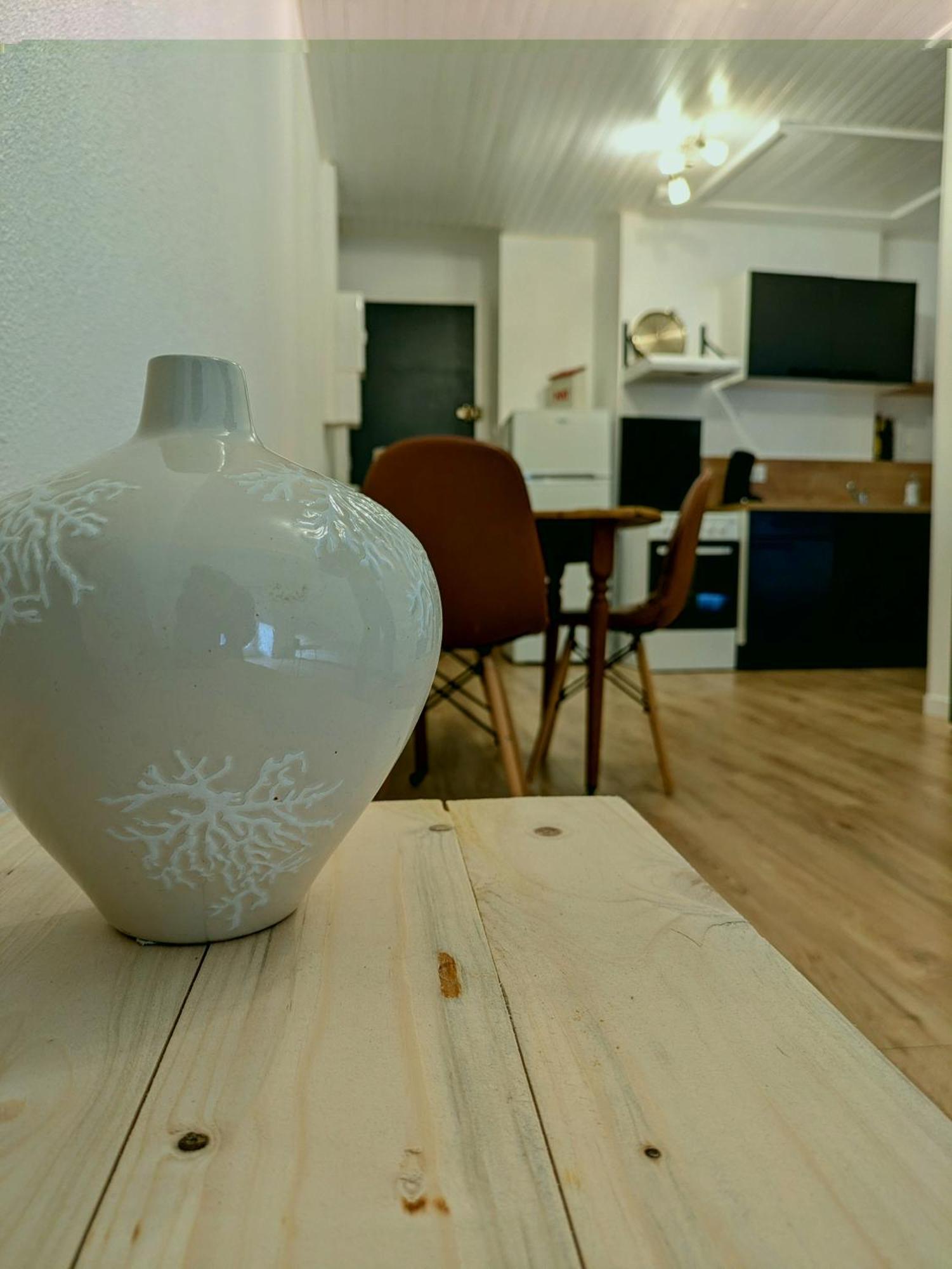 Sous La Tour Apartment Полини Екстериор снимка