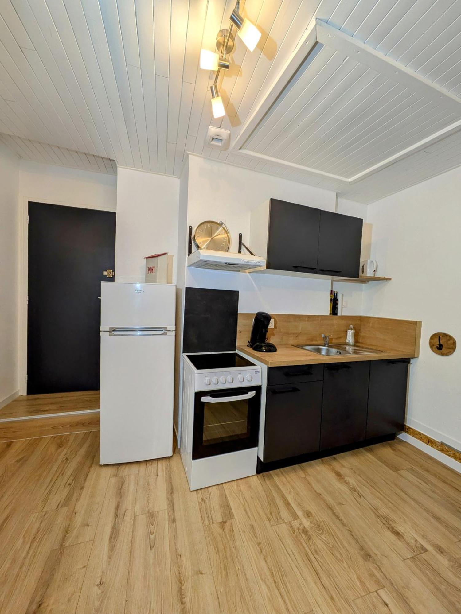Sous La Tour Apartment Полини Екстериор снимка