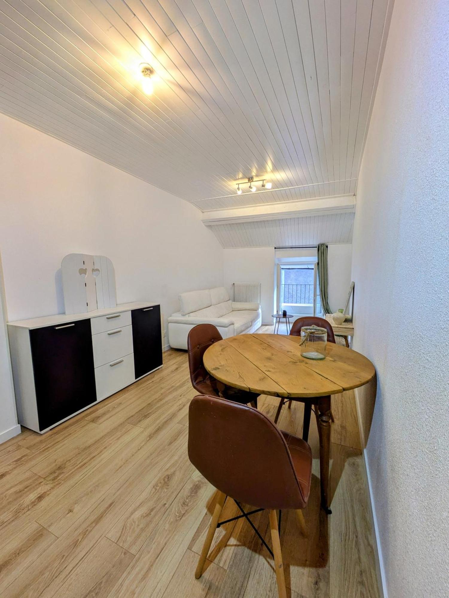 Sous La Tour Apartment Полини Екстериор снимка