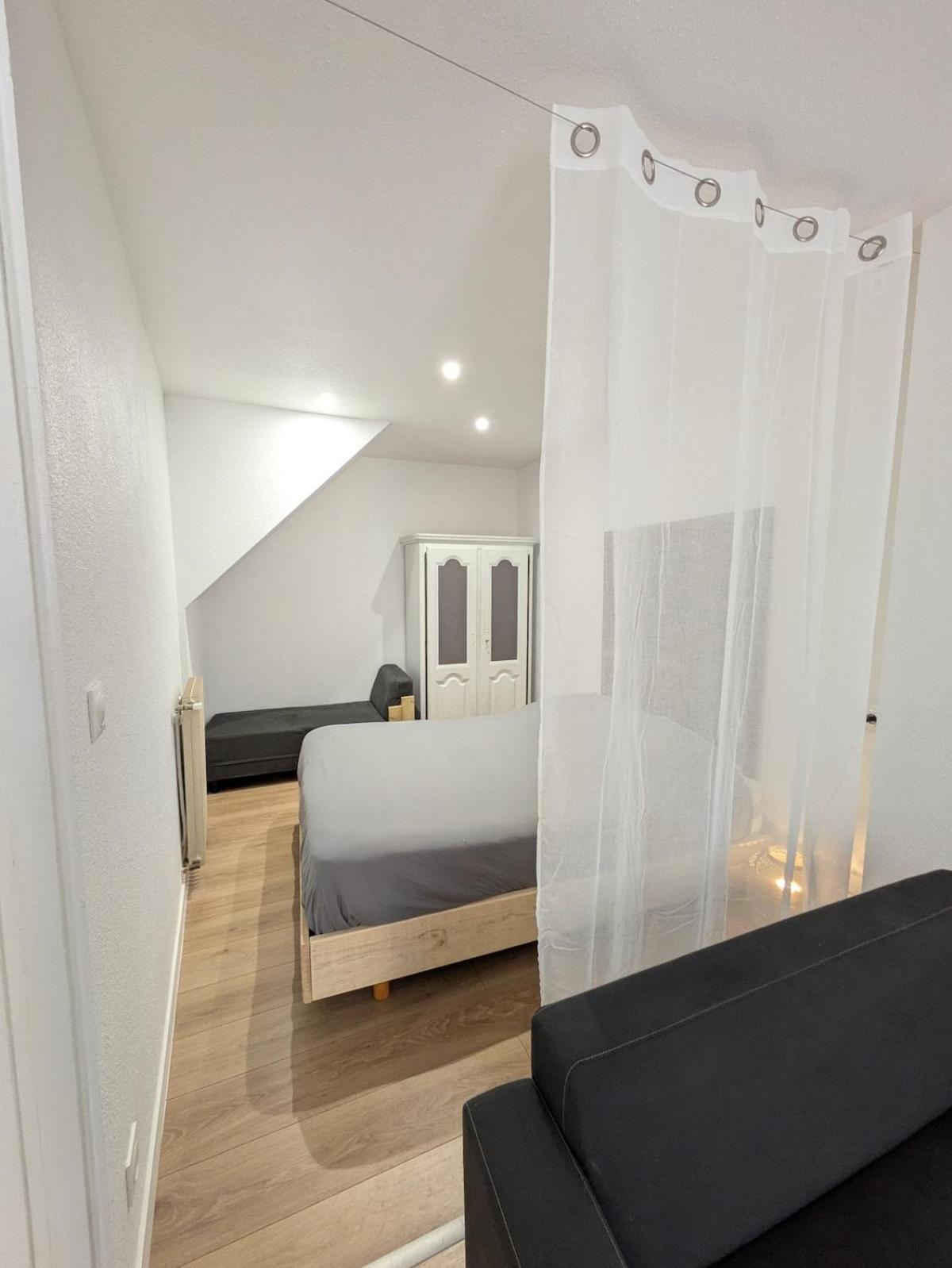 Sous La Tour Apartment Полини Екстериор снимка