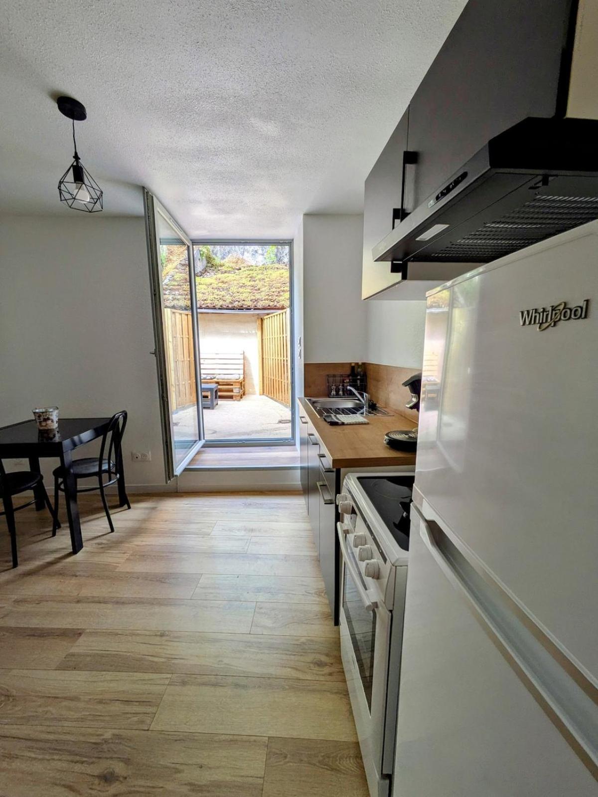 Sous La Tour Apartment Полини Екстериор снимка