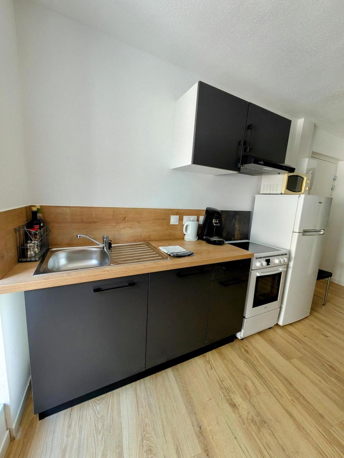 Sous La Tour Apartment Полини Екстериор снимка