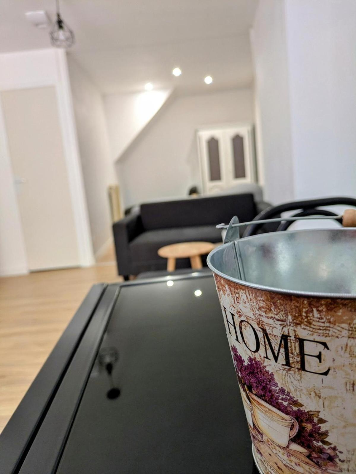 Sous La Tour Apartment Полини Екстериор снимка
