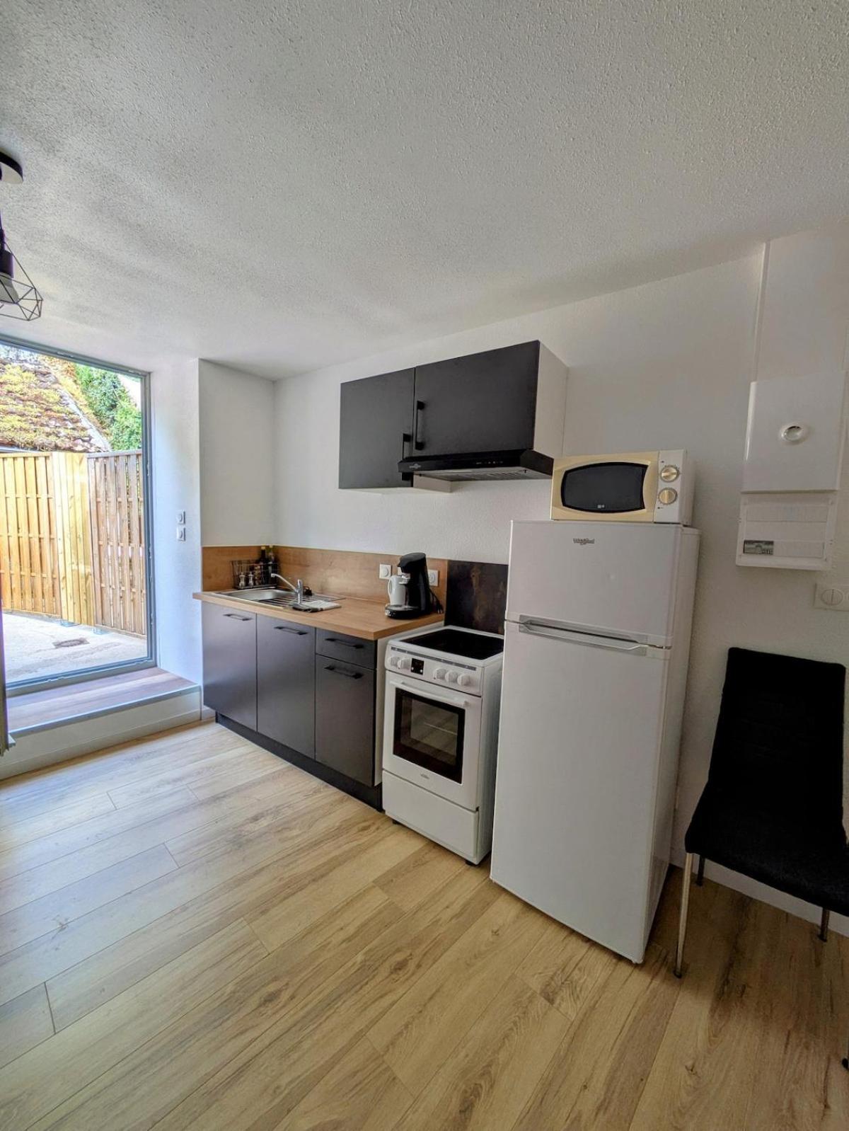 Sous La Tour Apartment Полини Екстериор снимка